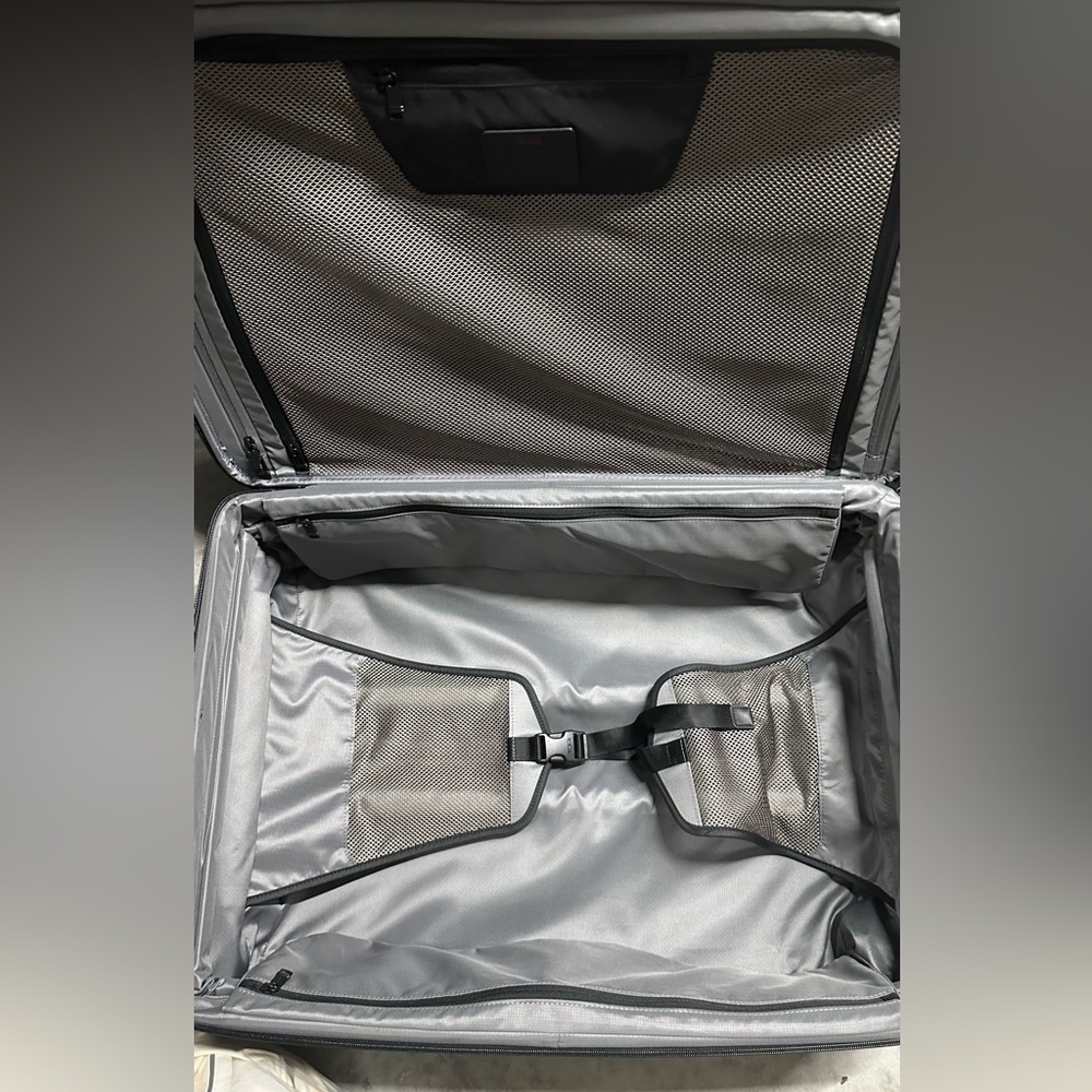 Tumi Worldwide Trip Expandable 4 Wheel PackingCase - Picture 4 of 5